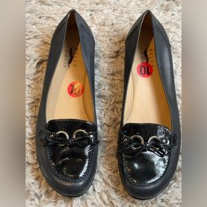 Bella comfia black leather and patent leather loafer with silver detail on front